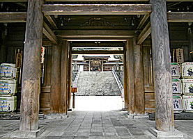 伊奈波神社楼門より神門を望む