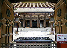 伊奈波神社神門より拝殿を望む