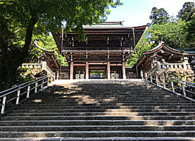 伊奈波神社楼門を見上げる