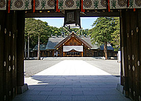 北海道神宮神門より拝殿を望む