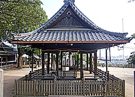 平野祇園神社本殿拝所より拝殿を見下ろす