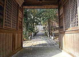 林田八幡神社随神門より参道を望む