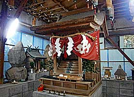 氷室稲荷神社社殿左より