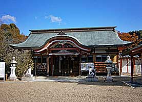 平野八幡神社拝殿左より