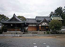 生矢神社社殿全景左側面