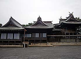 丘の宮稲美天満神社社殿全景左側面