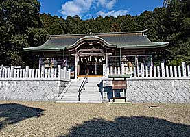 播磨石部神社拝殿左より