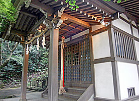 板宿八幡神社本殿近景左より
