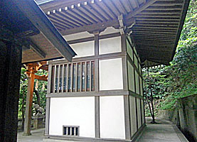 板宿八幡神社本殿左背面