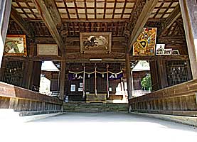 甲八幡神社割拝殿入口