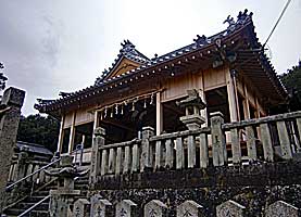 神吉八幡神社拝殿左より