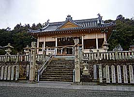 神吉八幡神社拝殿遠景左より