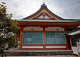 揖西神戸神社拝殿左側面