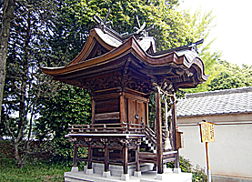 揖西神戸神社奥之院社殿近景右より