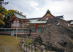 揖西神戸神社社殿全景右側面・石神
