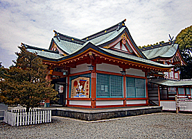 揖西神戸神社拝殿近景左より