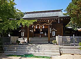 熊内八幡神社拝殿左より