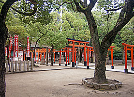 楠本稲荷神社参道右側面