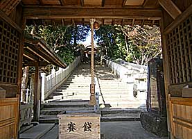 的形湊神社神門より拝殿を望む