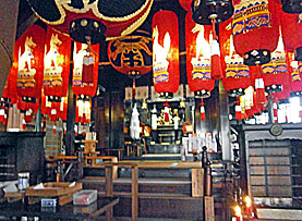 松尾稲荷神社拝殿近景左より