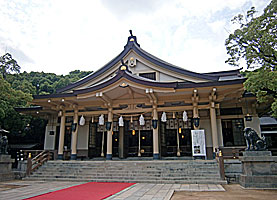 湊川神社拝殿左より