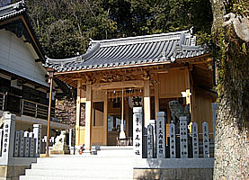 山野井水尾神社拝殿左より