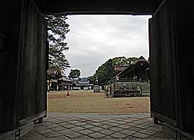 室津賀茂神社四脚門より境内を望む