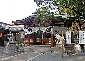 尾濱八幡神社拝殿左より