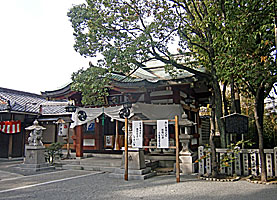 尾濱八幡神社拝殿近景左より