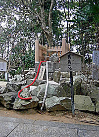 自疑島神社（?馭盧島神社）鶺鴒石
