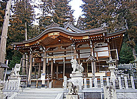 丸山三輪神社拝殿左より