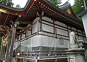 丸山三輪神社拝殿左側面
