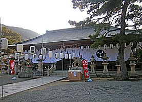 洲本八幡神社拝殿左より