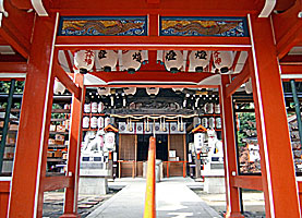 神戸諏訪・諏訪山稲荷神社神門より拝殿を望む