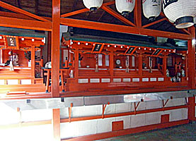 神戸諏訪・諏訪山稲荷神社摂社三木稲荷神社社殿覆殿内左奥末社群