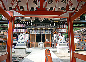 神戸諏訪・諏訪山稲荷神社神門より拝殿を望む