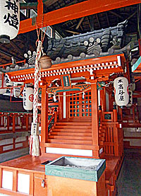 神戸諏訪・諏訪山稲荷神社摂社三木稲荷神社社殿左より
