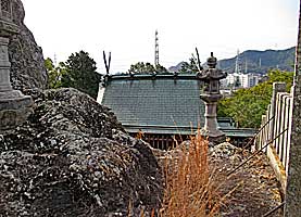 高岳神社本殿背面を見下ろす