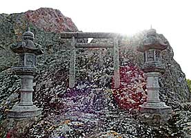 高岳神社御神体蛤岩正面