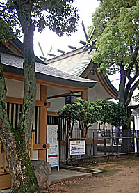 徳井神社本殿左より