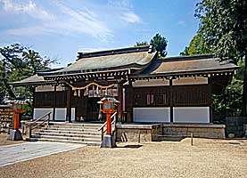 筒井八幡神社拝殿左より