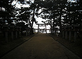 魚住住吉神社　社門からはずぐ海