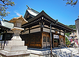夢野熊野神社拝殿近景右より