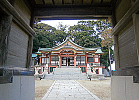 由良湊神社神門より拝殿を望む
