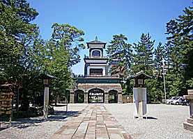 尾山神社神門を振り返る