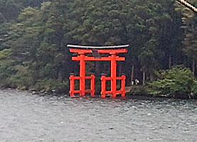 箱根神社平和の鳥居遠景（湖上より）
