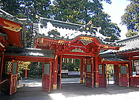 箱根神社神門（左より）を振り返る