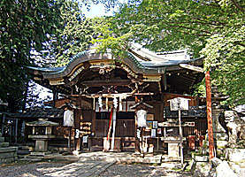 粟田神社内拝殿左より