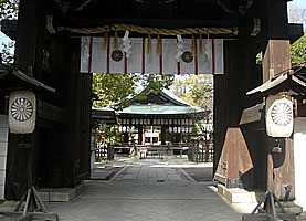 白峯神宮社門