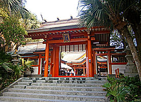 青島神社神門左より